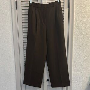 Aritzia Pleated Pant size 6 short